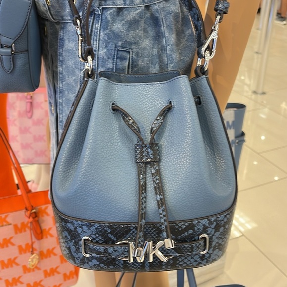 MICHAEL KORS 
Reed Md Pebbled Lthr Belted Bucket Messenger Satchel Crossbody
NWT - Picture 3 of 16